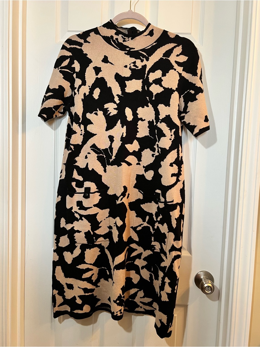 🦋 Calvin Klein Black and Beige Floral Knit Midi Dress size medium